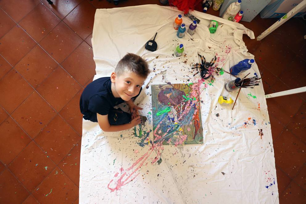 Noah D’Alessandro, la vita torna a colori: «l’artista più giovane al mondo» si conquista la scuola